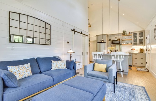 Sherwood Cottage | Oregon Wine Country Retreat: Sip & Dine Outside