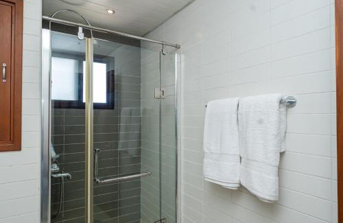 Dar es Salaam Apartment | Oreo Home 75inch TV 5mints from Beach & City