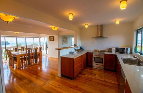 Hatfields Beach House | Orewa Clifftop Holiday Home