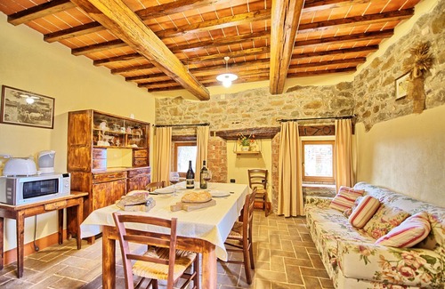 Castelnuovo Berardenga Apartment | Orietta 2- Vacation rental in country house with swimming pool near Siena, Tuscany
