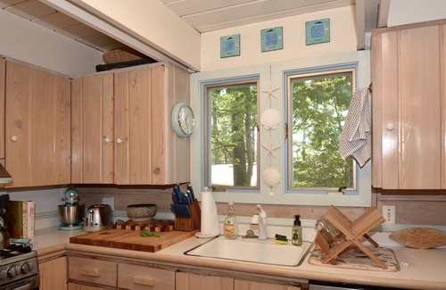North Shores House | Original North Shores Beach House w/4BR! Quick walk to Private Beach