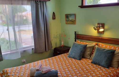 Warnbro Bed & Breakfast | Original retro beach house lovingly restored with period furnishings, 3min beach