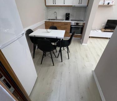 Mbrostar-Urë Apartment | Orinela House