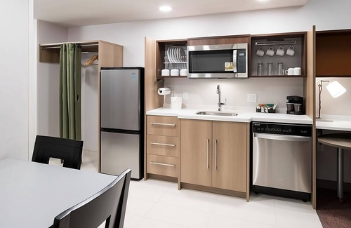 Airport North Hotel | ORLANDO ESCAPE! FREE BREAKFAST, POOL, BBQ