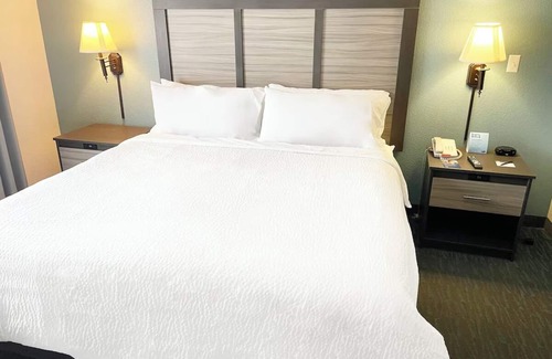 West Kissimmee Hotel | Orlando's Best: 3 Magical Rooms w/Free Breakfast, Pools & Theme Park Access