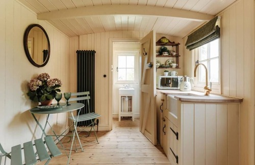 Great Yarmouth Ski Chalet | Ormesby Manor - Shepherd's hut Beekeeper