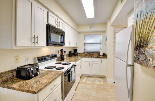 Ormond-by-the-Sea Condo | Ormond Beach Condo w/Pool Access: Steps to Coast!