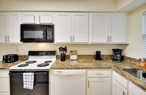 Ormond-by-the-Sea Condo | Ormond Beach Condo w/Pool Access: Steps to Coast!