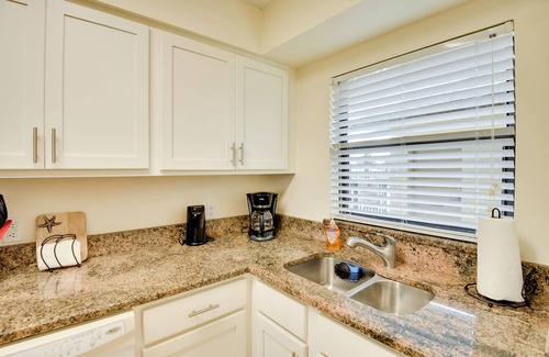 Ormond-by-the-Sea Condo | Ormond Beach Condo w/Pool Access: Steps to Coast!