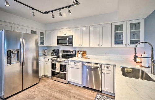 Ormond-by-the-Sea Apartment | Ormond Beach Condo with Balcony and Pool Access!