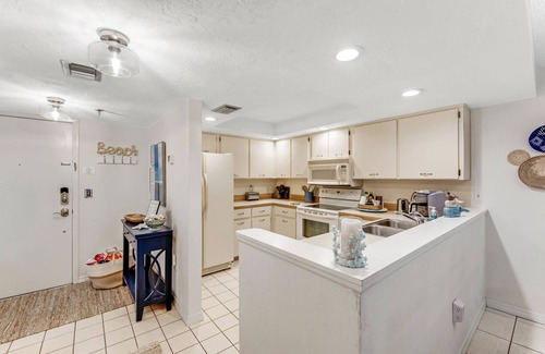 Glenwood Condo | Ormond BeachFL Penthouse Condo Oceanfront Bldg- Beach gear, pool, parking, views