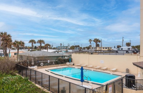 Glenwood Condo | Ormond BeachFL Penthouse Condo Oceanfront Bldg- Beach gear, pool, parking, views