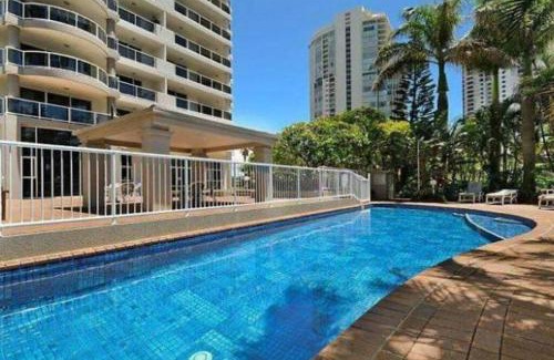 Main Beach Apartment | Oscar on Main 2B - Heart of Main Beach Ocean Views - Hosted by Coastal Letting Co.