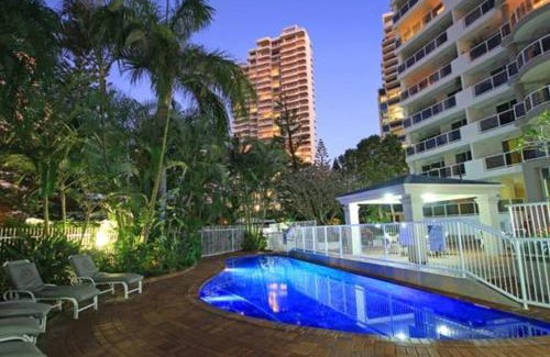 Main Beach Apartment | Oscar on Main 2B - Heart of Main Beach Ocean Views - Hosted by Coastal Letting Co.