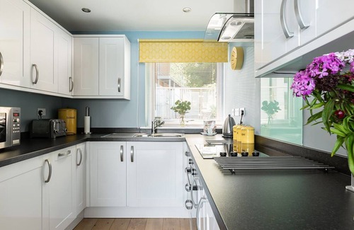 Brixham Cottage | Osprey 2 - The Cove - sleeps 4 guests in 2 bedrooms