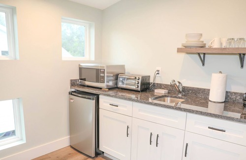 St. Petersburg - Clearwater Apartment | Osprey Nest Apartment-Walk to downtown & the water! New heated POOL !