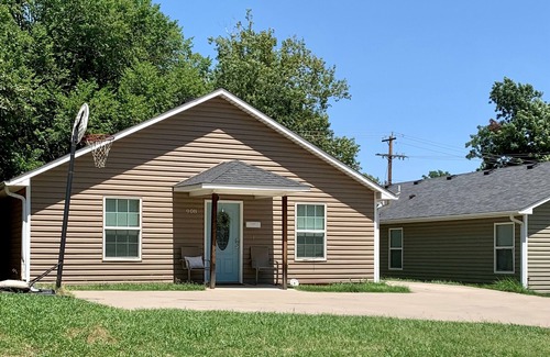 Stillwater House | OSU Fan Headquarters- 4 blocks from the Strip, 8 blocks to Campus.