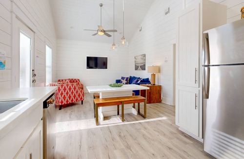 Port Aransas Cottage | OTC #4 Sleeps 8, Pet Friendly, Golf Cart, Shared Pool