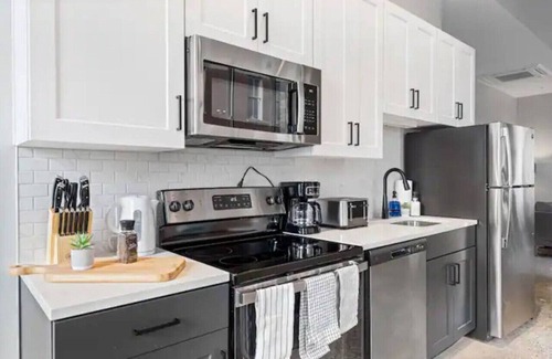Central Business District Apartment | OTR 2BR Queen Beds Walk-In Shower Smart TV