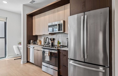 Pendleton Apartment | OTR | King Bed l Free Parking | Gym | Top Floor
