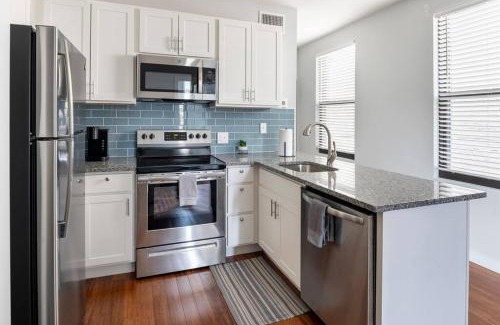 Over-the-Rhine Apartment | OTR, QUEEN Bed, 50in TV, Workspace, Near Lightrail