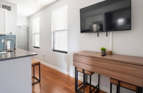 Over-the-Rhine Apartment | OTR, QUEEN Bed, 50in TV, Workspace, Near Lightrail
