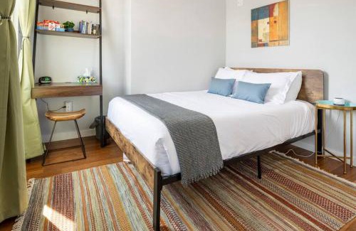 Over-the-Rhine Apartment | OTR, QUEEN Bed, 50in TV, Workspace, Near Lightrail
