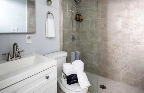 Over-the-Rhine Apartment | OTR, QUEEN Bed, 50in TV, Workspace, Near Lightrail