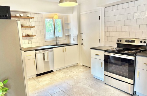 Toledo Condo | Ottawa Hills Hillandale House Cozy Condo in the charming village w/WiFi, AC