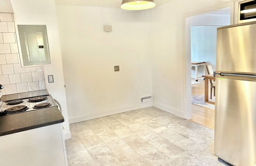 Toledo Condo | Ottawa Hills Hillandale House Cozy Condo in the charming village w/WiFi, AC