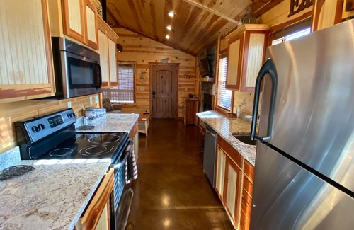 Hochatown Cabin | OTTER CREEK CABIN - Luxury One Bedroom Cabin With All The Amenities