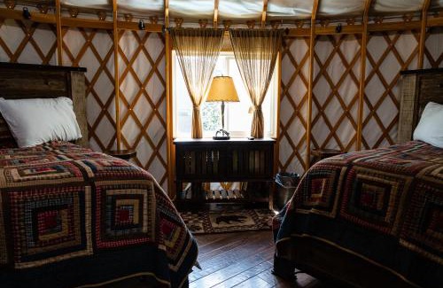 Topton Villa | Otter Creek Luxury Yurt - Creekside Glamping with Private Hot Tub