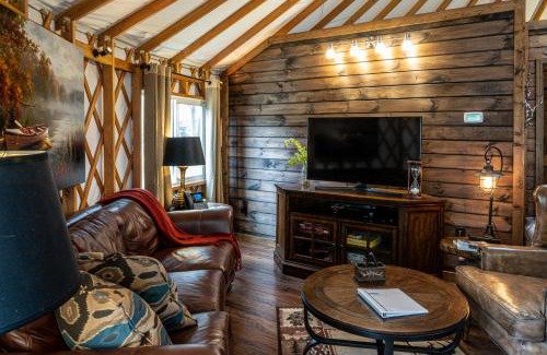 Topton Villa | Otter Creek Luxury Yurt - Creekside Glamping with Private Hot Tub