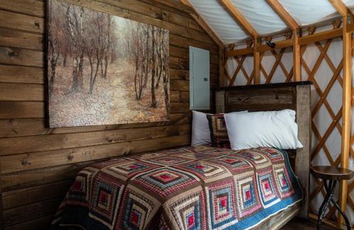 Topton Villa | Otter Creek Luxury Yurt - Creekside Glamping with Private Hot Tub