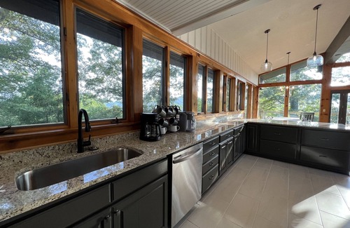 Otto Cabin | Otto, NC Mountain Family Cabin w/breathtaking view, sleeps 10 access to river
