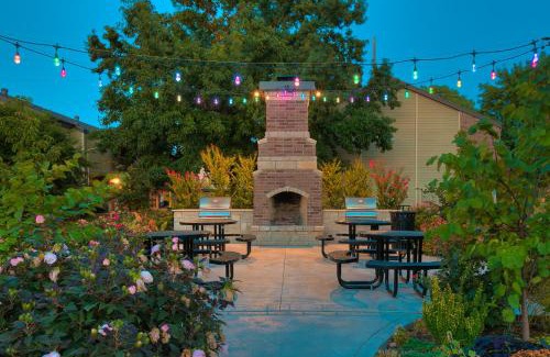 Norman Apartment | OU Sooner, Pool & Gym, BBQ, Netflix, 100mb Internet, LG Washer & Dryer, Close to OU!