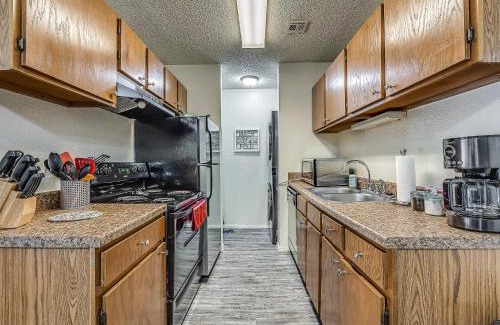 Norman Apartment | OU Sooner, Pool & Gym, BBQ, Netflix, 100mb Internet, LG Washer & Dryer, Close to OU!