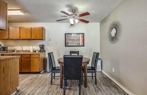 Norman Apartment | OU Sooner, Pool & Gym, BBQ, Netflix, 100mb Internet, LG Washer & Dryer, Close to OU!