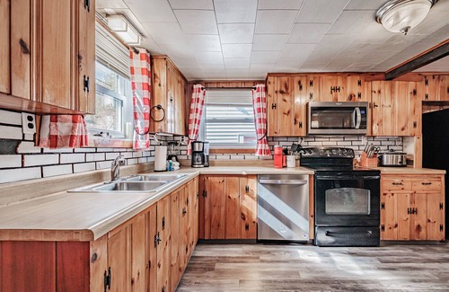 Shapleigh House | Our charming cottage and bunkhouse invites you to experience a lakeside getaway!