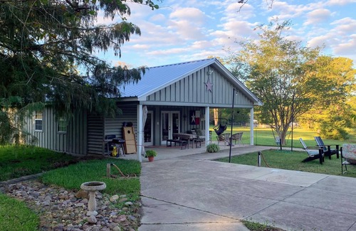 Willis House | Our Happy Place Farm - 2 Bedroom Cabin near Lake Conroe
