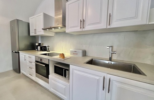 Fira Villa | Our Island OASIS (3000 sq ft of Living Space) Walk to Fira!