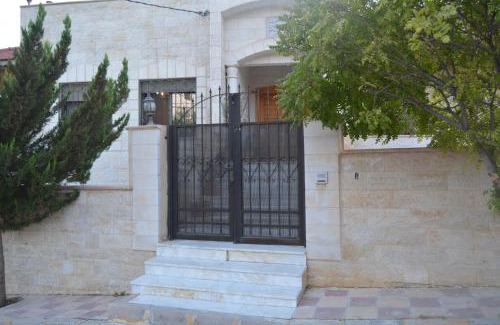 Jerash Bed & Breakfast | Our Villa's Private Apartments - HQ Budget Stay - Wonderful horizon view of Jerash