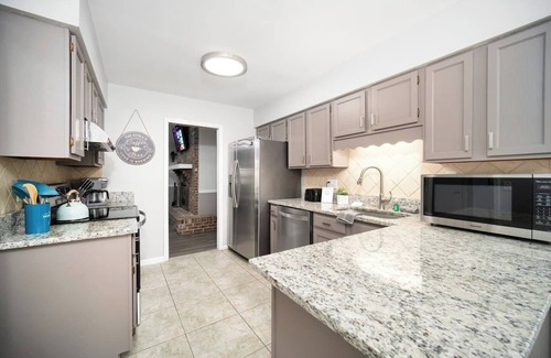 Del Rio House | ~Out of the Blue Sleeps 13 Cool Pool~