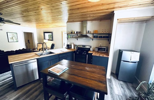 Athens Apartment | Outdoor Adventure Near University-Kid Friendly
