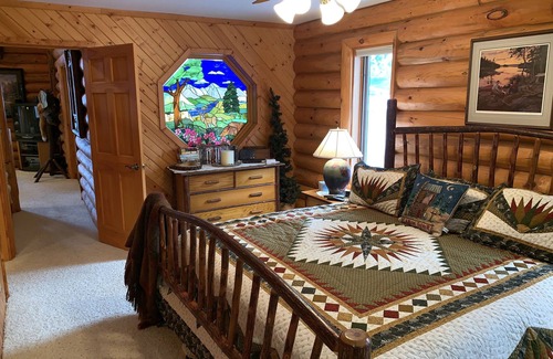 Hatfield Cabin | Outdoor Enthusiast Lakefront Cabin Sleeps 16