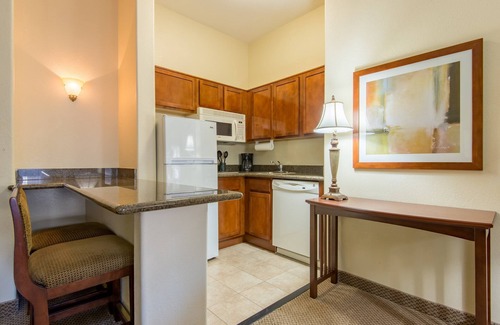 Glendale Sports and Entertainment District Condo | Outdoor Hot Tub + 24 Hour Fitness Center | Modern Suite in Glendale Sports District