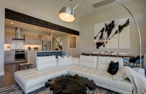 Southeast Bend House | Outdoor Living! Modern & Fresh, Hot Tub, A/C, Mountain View, Peloton
