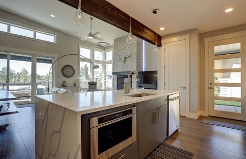 Southeast Bend House | Outdoor Living! Modern & Fresh, Hot Tub, A/C, Mountain View, Peloton