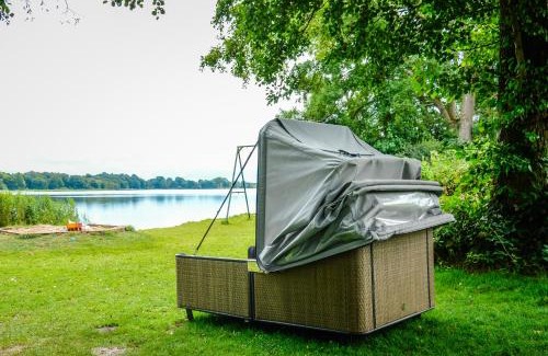 Belau House | Outdoor Lounge am Belauer See mit Seezugang