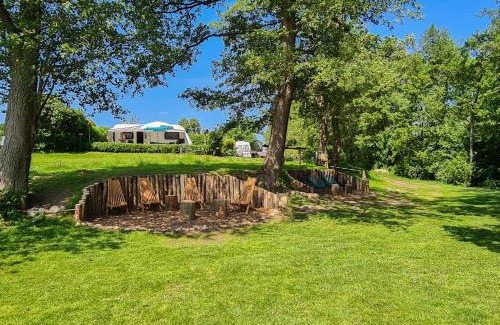 Belau House | Outdoor Lounge am Belauer See mit Seezugang